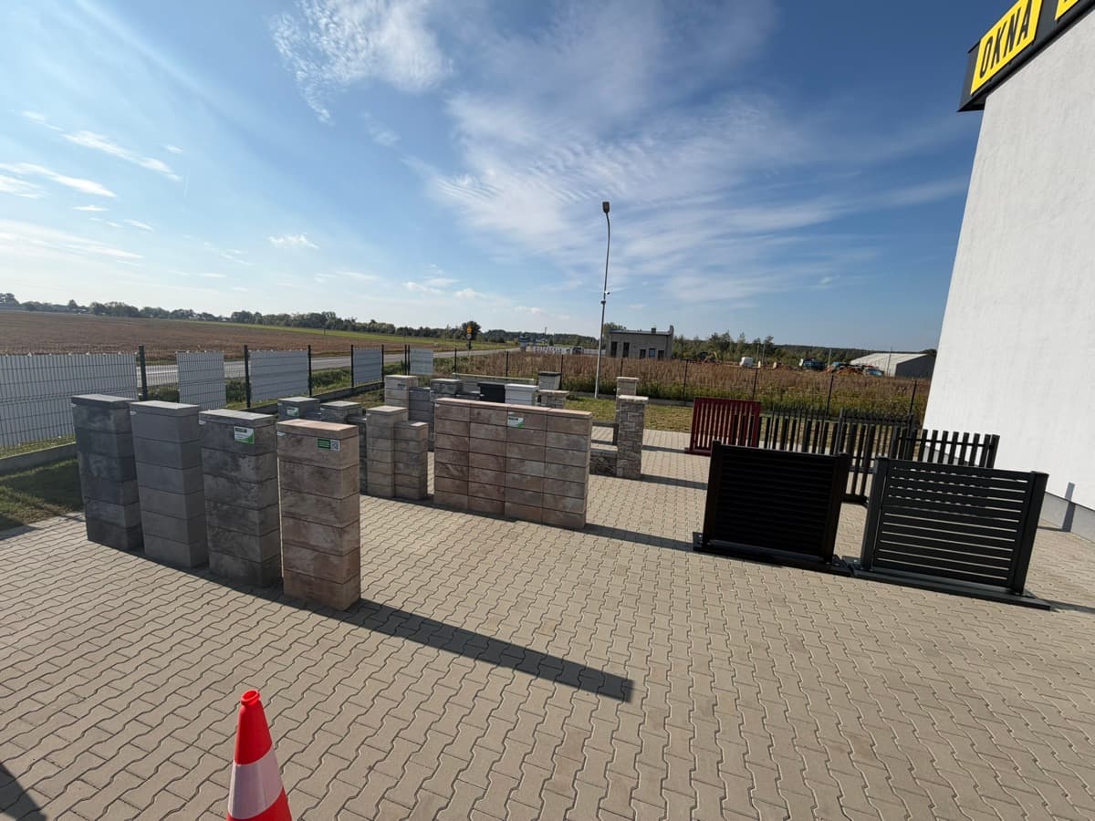 Wystawa bloczków i przęseł ogrodzeniowych na placu w Kozłach
